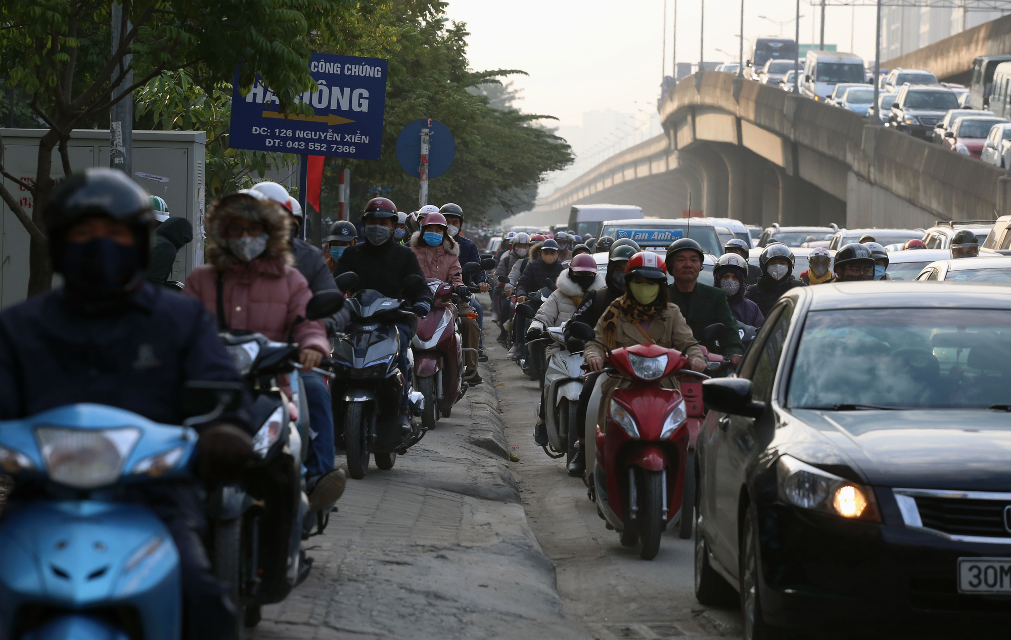 Hà Nội ngày đầu đi làm sau nghỉ Tết: Đường thông, đường vẫn tắc dài - Ảnh 12.