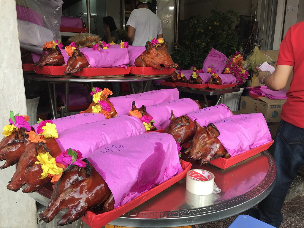 Cơ sở chế biến mâm cỗ cúng khai trương đỏ lửa từ mùng 3 Tết, cung cấp hàng chục mâm cỗ mỗi ngày phục vụ khách đầu năm mới - Ảnh 3. Cơ sở chế biến mâm cỗ cúng khai trương đỏ lửa từ mùng 3 Tết, cung cấp hàng chục mâm cỗ mỗi ngày phục vụ khách đầu năm mới - Ảnh 3.