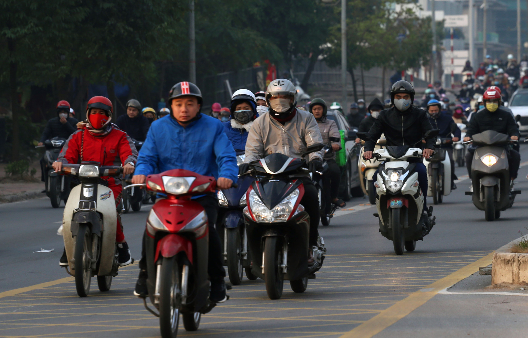 Hà Nội ngày đầu đi làm sau nghỉ Tết: Đường thông, đường vẫn tắc dài - Ảnh 3.