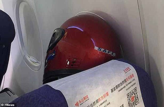 Hết khẩu trang, người Trung Quốc dùng cả bình nhựa, túi nilon để chống dịch cúm virus corona - Ảnh 4. Hết khẩu trang, người Trung Quốc dùng cả bình nhựa, túi nilon để chống dịch cúm virus corona - Ảnh 4.