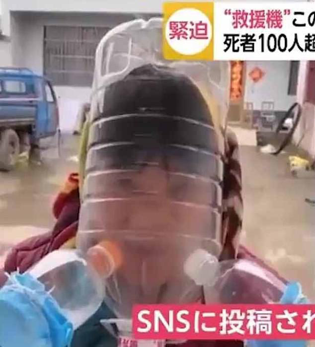 Hết khẩu trang, người Trung Quốc dùng cả bình nhựa, túi nilon để chống dịch cúm virus corona - Ảnh 7. Hết khẩu trang, người Trung Quốc dùng cả bình nhựa, túi nilon để chống dịch cúm virus corona - Ảnh 7.