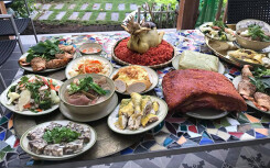 Cơ sở làm mâm cỗ cúng khai trương đỏ lửa từ mùng 2 Tết vẫn không đủ bán cho khách đầu năm mới