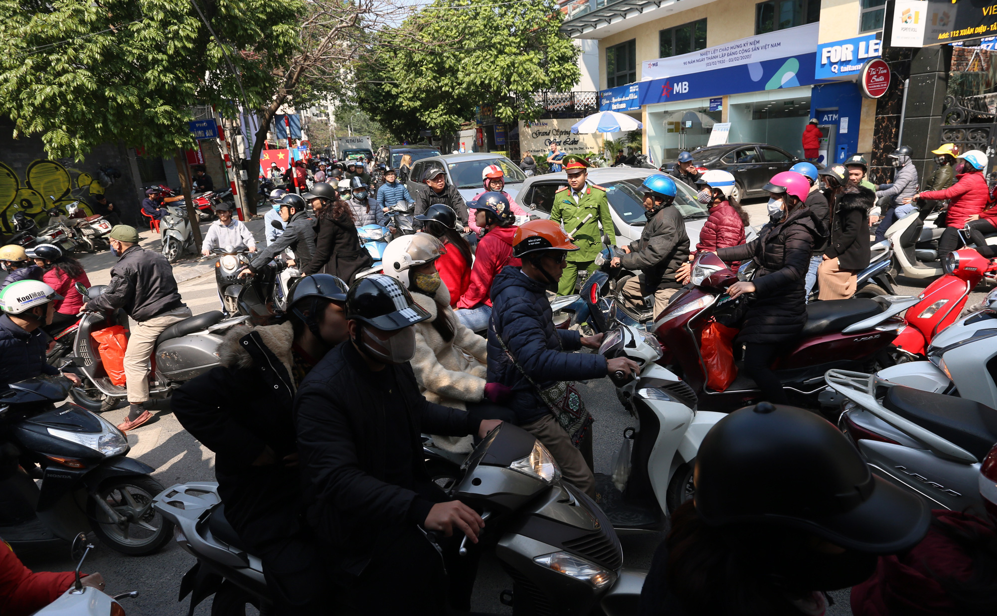 Đường về Phủ Tây Hồ tắc muôn lối ngày mùng 6 Tết - Ảnh 4. Đường về Phủ Tây Hồ tắc muôn lối ngày mùng 6 Tết - Ảnh 4.