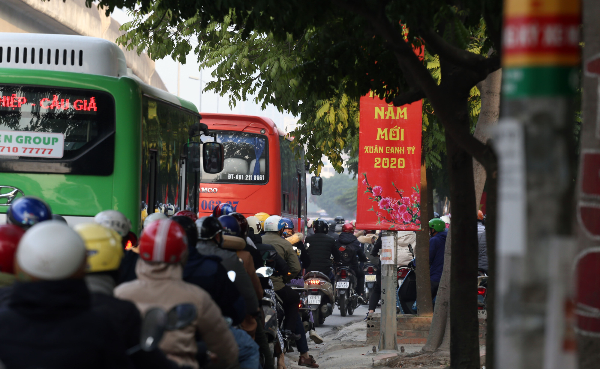 Hà Nội ngày đầu đi làm sau nghỉ Tết: Đường thông, đường vẫn tắc dài - Ảnh 5.