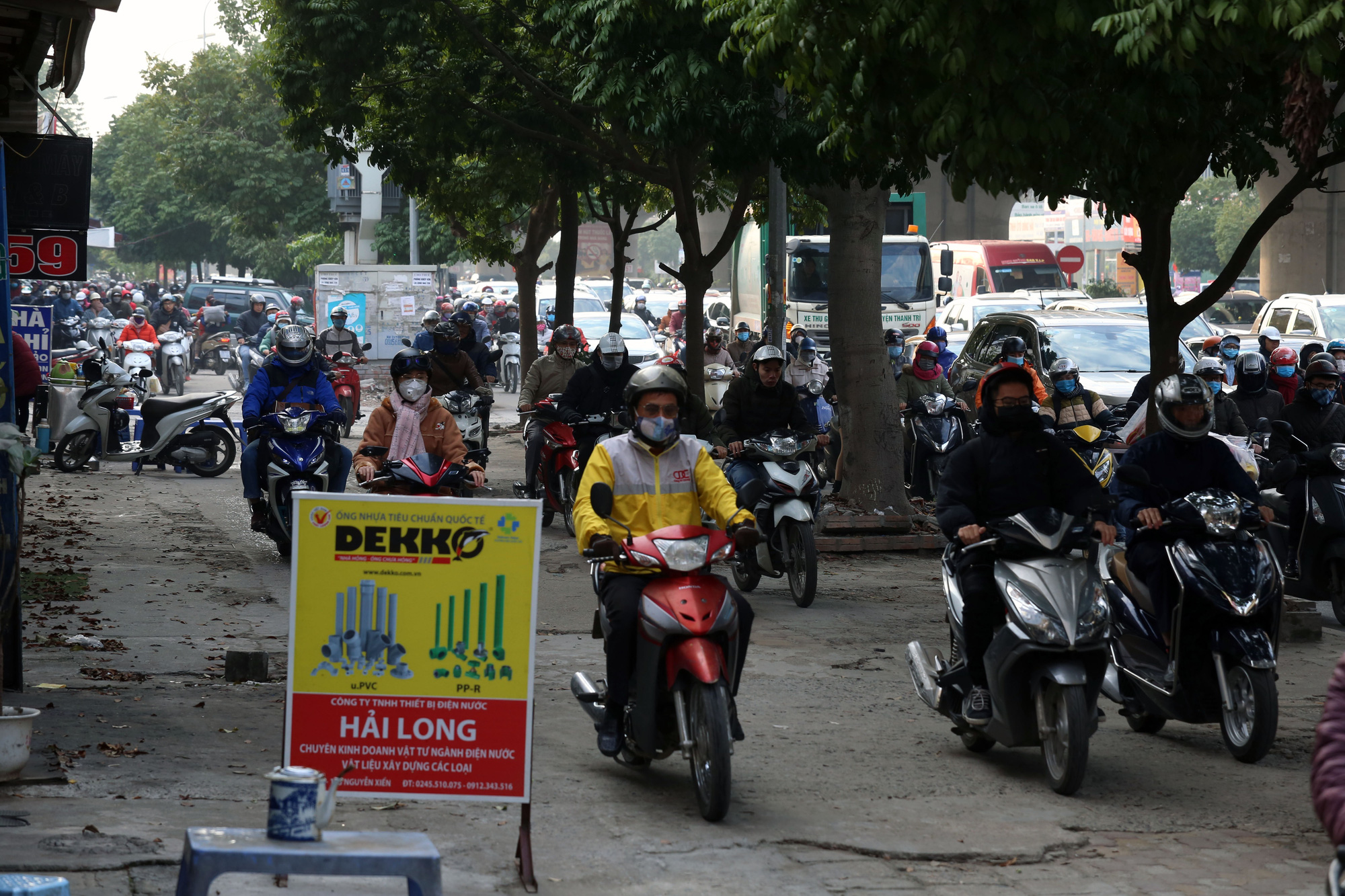 Hà Nội ngày đầu đi làm sau nghỉ Tết: Đường thông, đường vẫn tắc dài - Ảnh 6.
