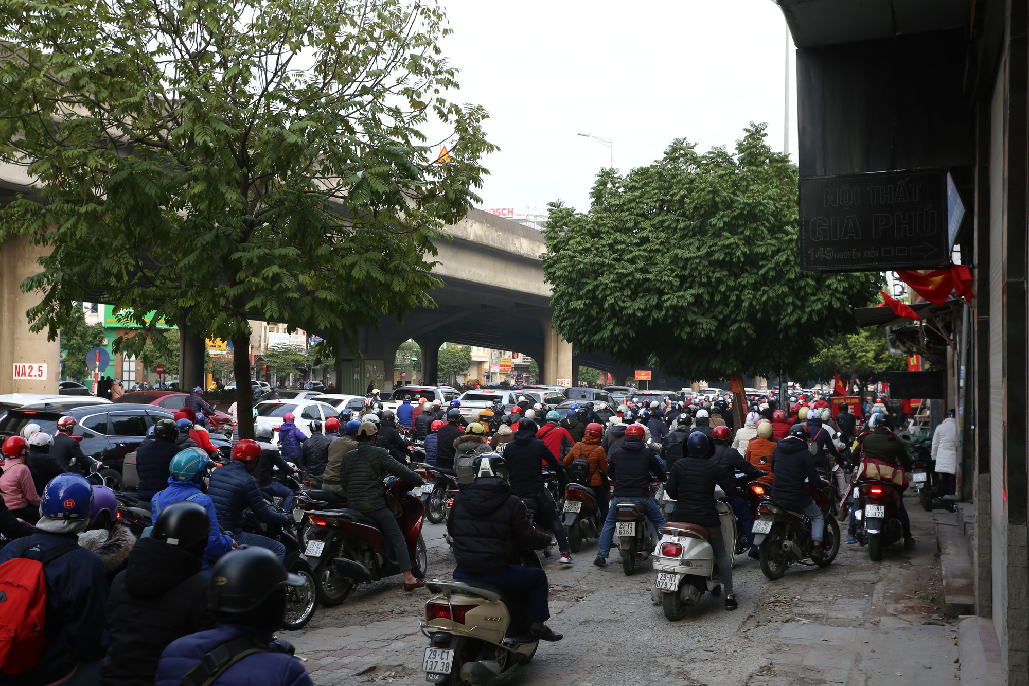 Hà Nội ngày đầu đi làm sau nghỉ Tết: Đường thông, đường vẫn tắc dài - Ảnh 7.