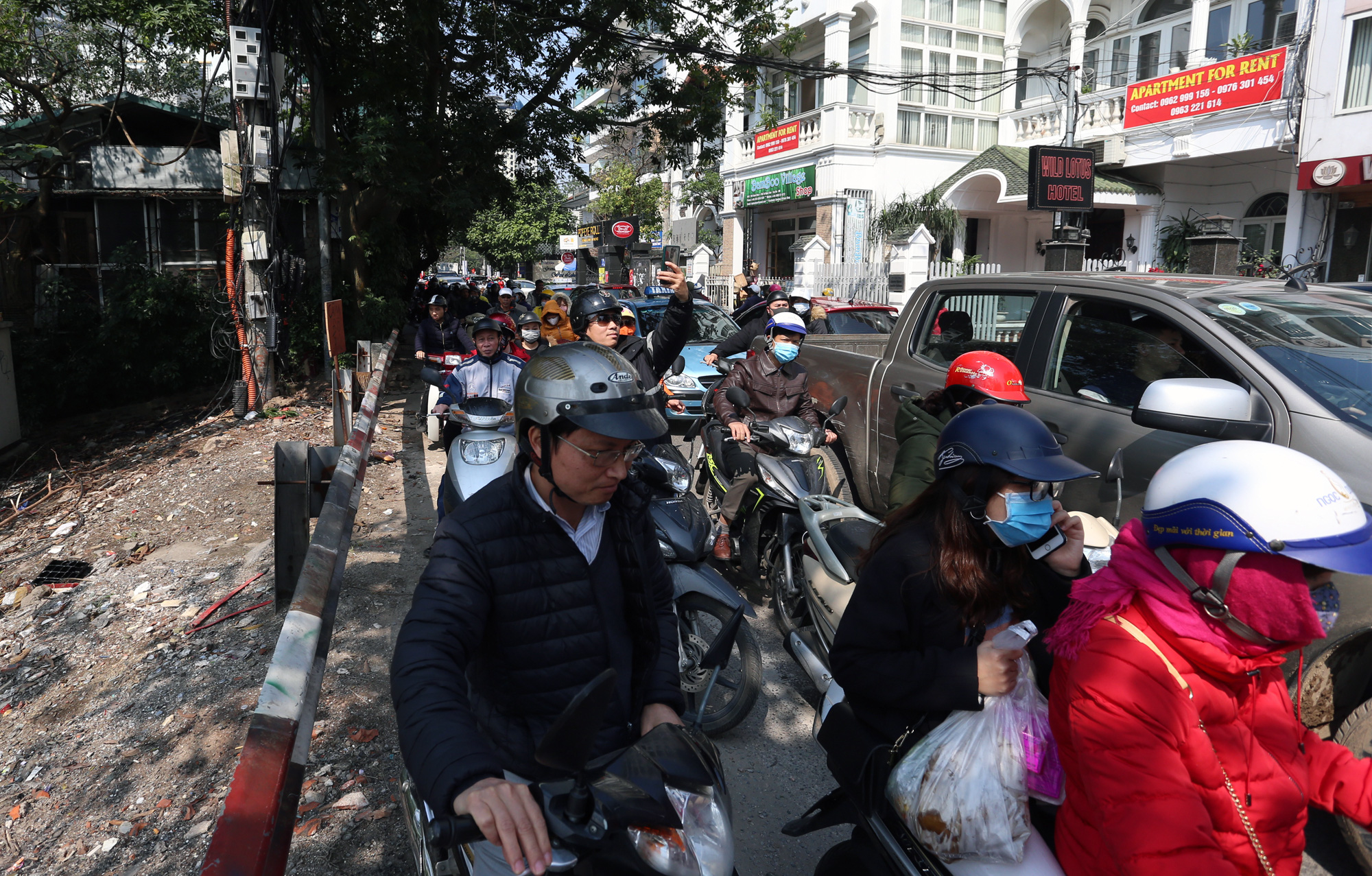 Đường về Phủ Tây Hồ tắc muôn lối ngày mùng 6 Tết - Ảnh 7. Đường về Phủ Tây Hồ tắc muôn lối ngày mùng 6 Tết - Ảnh 7.