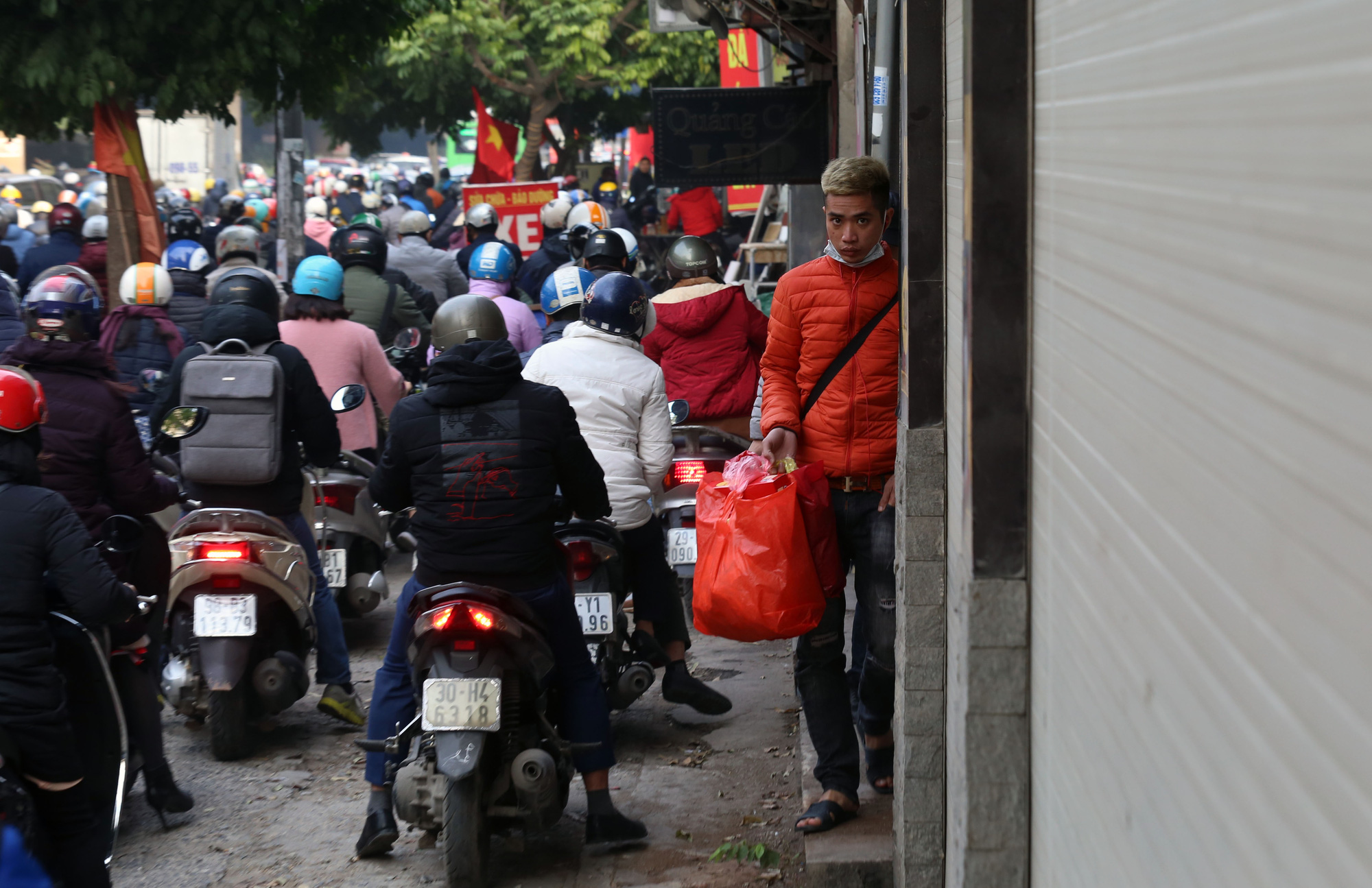 Hà Nội ngày đầu đi làm sau nghỉ Tết: Đường thông, đường vẫn tắc dài - Ảnh 8.
