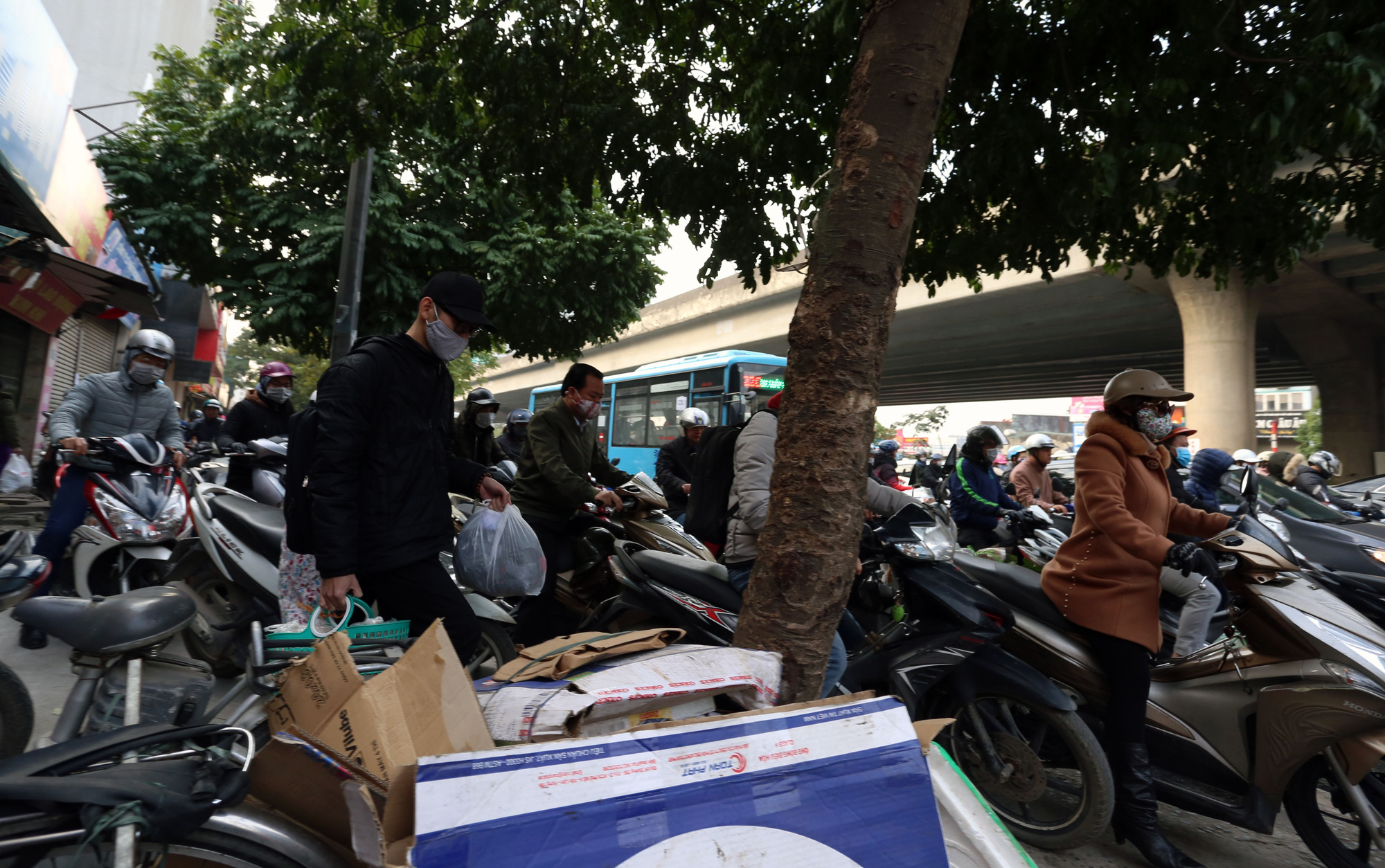 Hà Nội ngày đầu đi làm sau nghỉ Tết: Đường thông, đường vẫn tắc dài - Ảnh 9.
