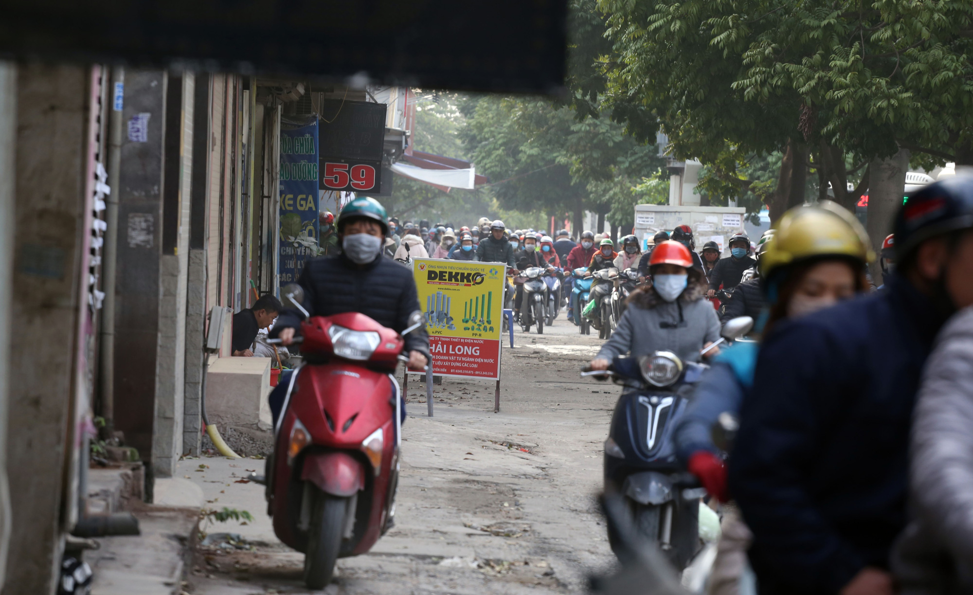 Hà Nội ngày đầu đi làm sau nghỉ Tết: Đường thông, đường vẫn tắc dài - Ảnh 10.