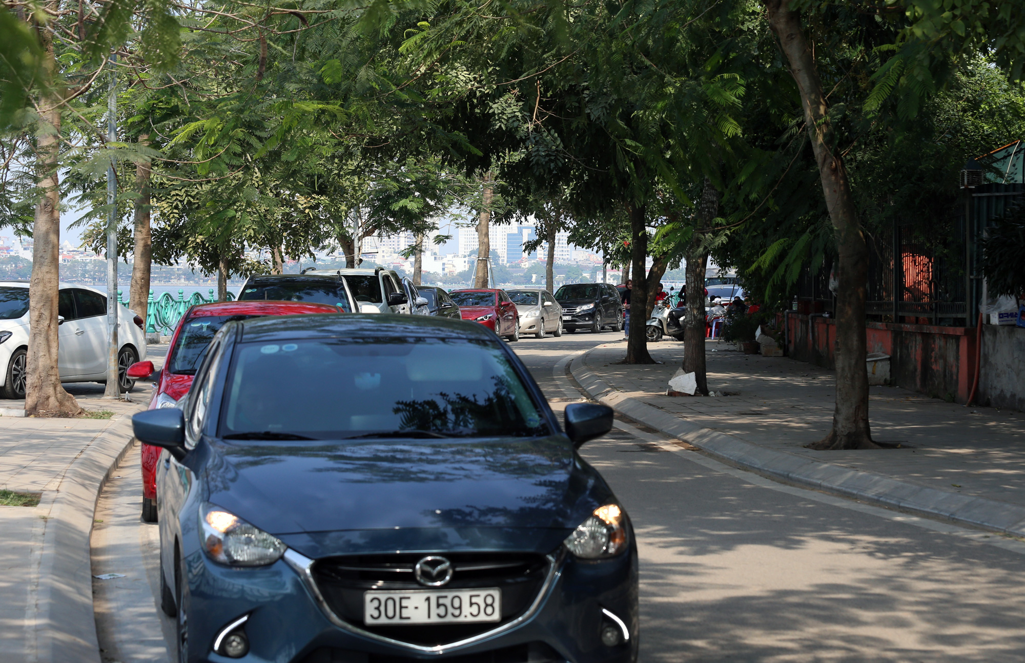 Đường về Phủ Tây Hồ tắc muôn lối ngày mùng 6 Tết - Ảnh 10. Đường về Phủ Tây Hồ tắc muôn lối ngày mùng 6 Tết - Ảnh 10.