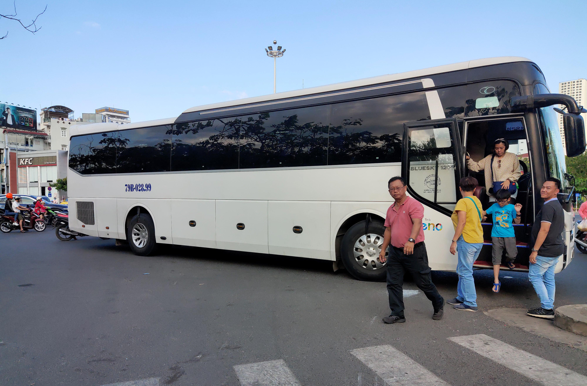 Khánh Hòa: Nhiều cửa hàng phục vụ khách Trung Quốc đóng của trước dịch virus Corona Vũ Hán - Ảnh 12. Khánh Hòa: Nhiều cửa hàng phục vụ khách Trung Quốc đóng của trước dịch virus Corona Vũ Hán - Ảnh 12.