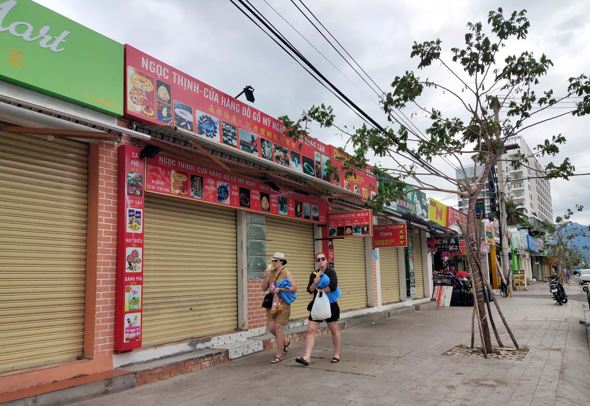 Khánh Hòa: Nhiều cửa hàng phục vụ khách Trung Quốc đóng của trước dịch virus Corona Vũ Hán - Ảnh 1. Khánh Hòa: Nhiều cửa hàng phục vụ khách Trung Quốc đóng của trước dịch virus Corona Vũ Hán - Ảnh 1.