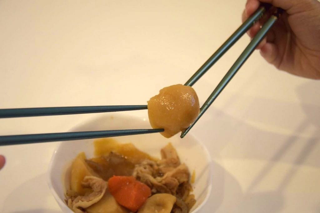 Ghi nhớ những hành động cần tránh khi dùng đũa để ai cũng muốn ăn chung mâm với bạn - Ảnh 2. Ghi nhớ những hành động cần tránh khi dùng đũa để ai cũng muốn ăn chung mâm với bạn - Ảnh 2.