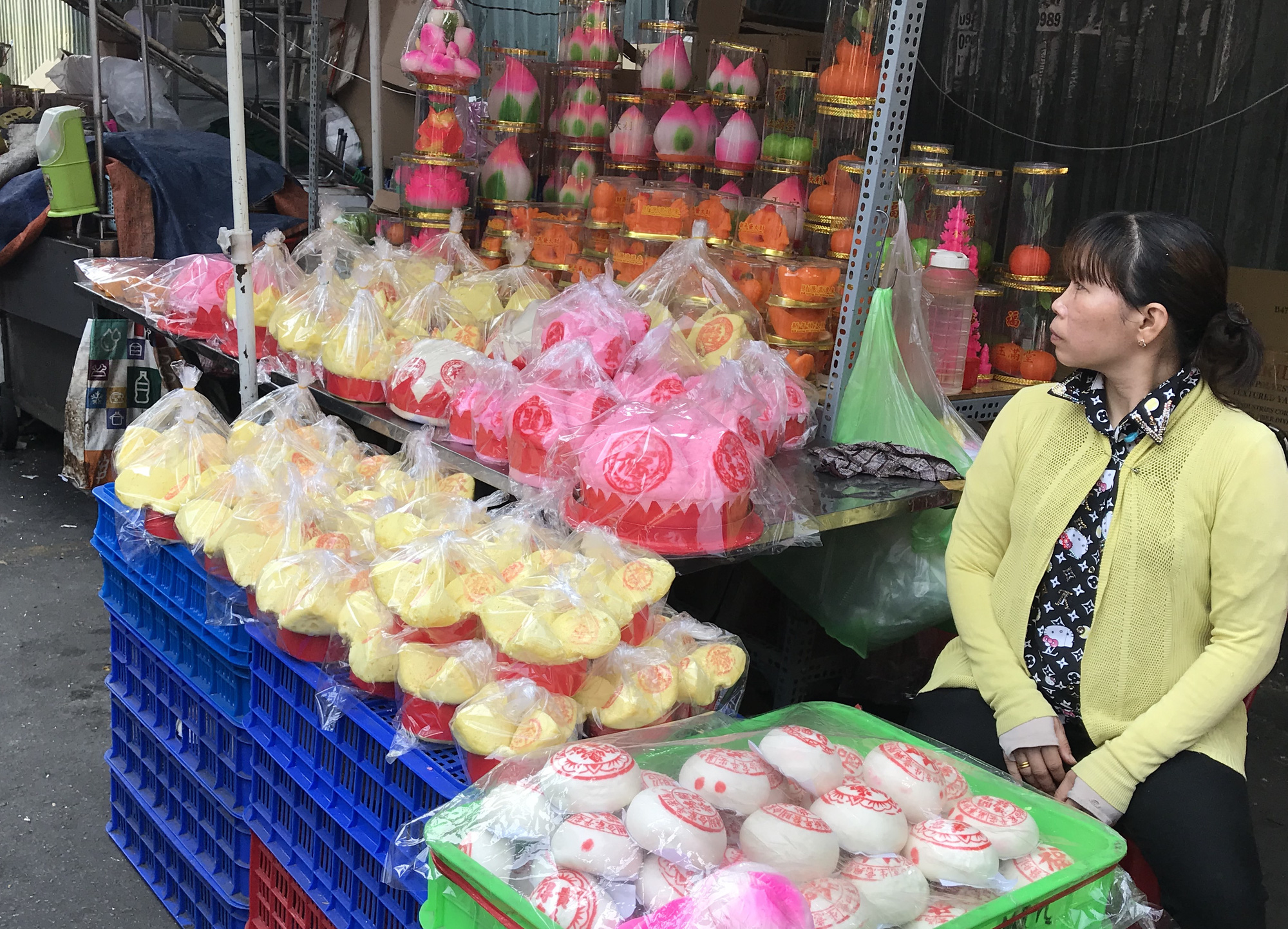 Bất chấp gà cúng, trái cây tăng giá, người Sài Gòn vẫn săn lùng đến mức cháy hàng để cúng khai trương - Ảnh 4. Bất chấp gà cúng, trái cây tăng giá, người Sài Gòn vẫn săn lùng đến mức cháy hàng để cúng khai trương - Ảnh 4.