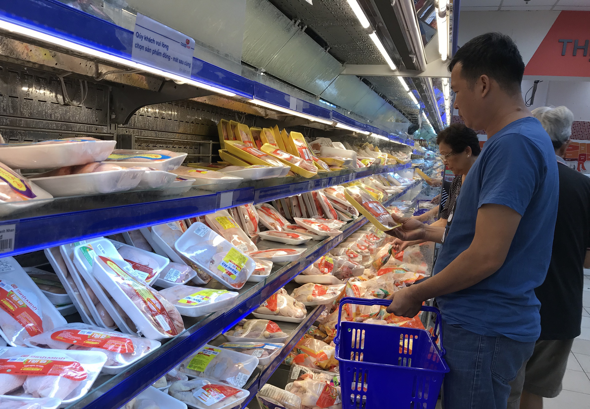 Siêu thị bắt đầu hoạt động lại bình thường sau Tết, mới sáng sớm, rau củ, sữa chua đã hết sạch - Ảnh 1. Siêu thị bắt đầu hoạt động lại bình thường sau Tết, mới sáng sớm, rau củ, sữa chua đã hết sạch - Ảnh 1.