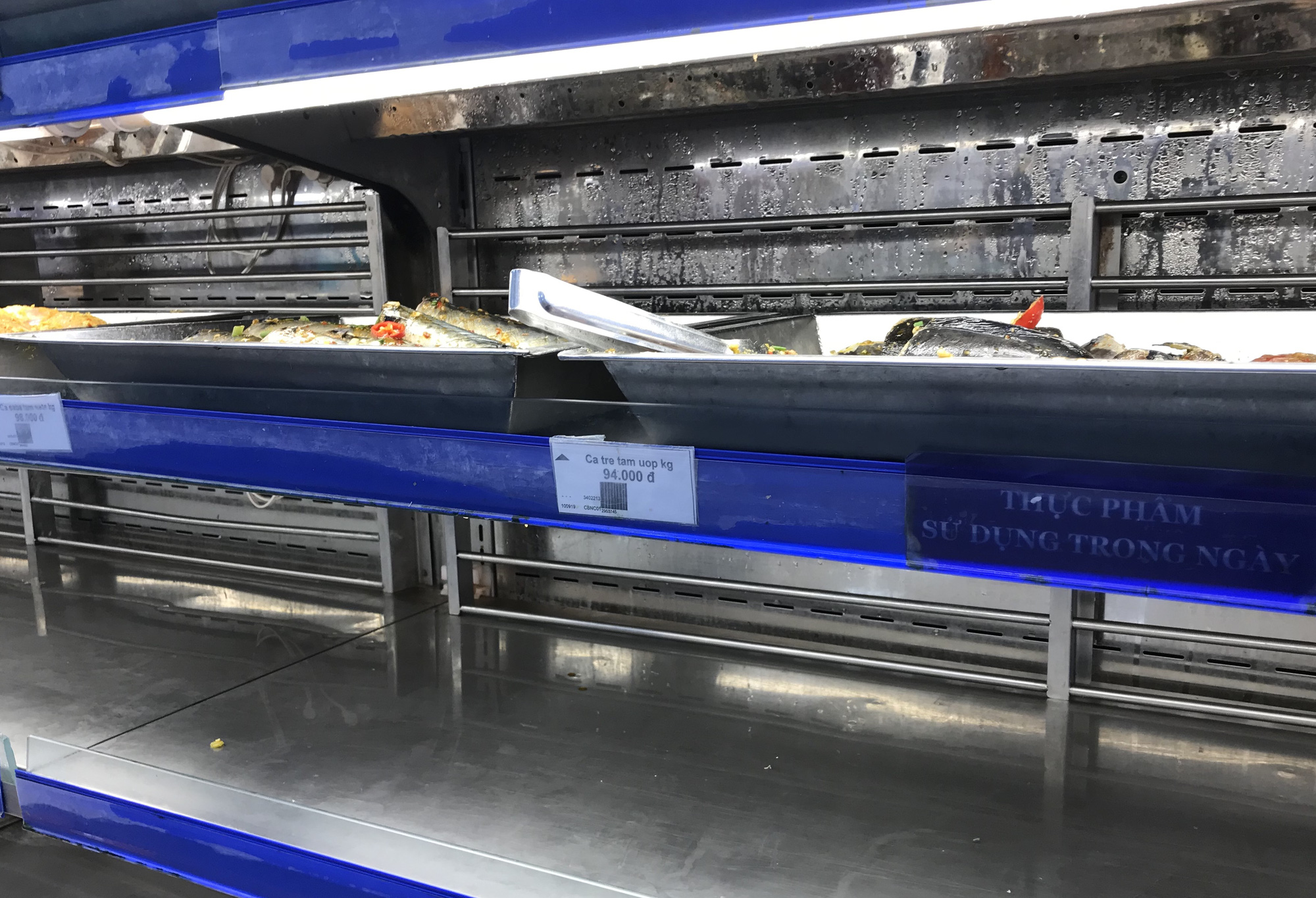 Siêu thị bắt đầu hoạt động lại bình thường sau Tết, mới sáng sớm, rau củ, sữa chua đã hết sạch - Ảnh 12. Siêu thị bắt đầu hoạt động lại bình thường sau Tết, mới sáng sớm, rau củ, sữa chua đã hết sạch - Ảnh 12.