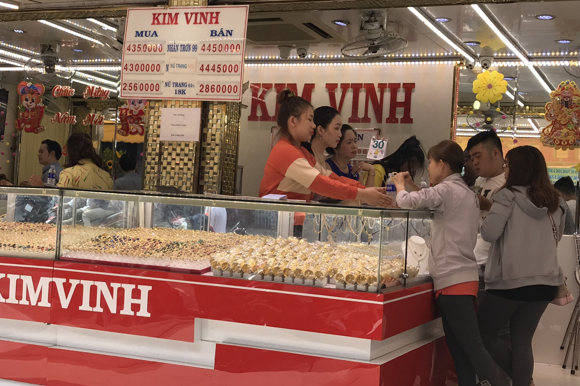 Mở cửa sau Tết, vàng tăng sốc cả triệu đồng/lượng, tiến sát ngưỡng 45 triệu đồng - Ảnh 1. Mở cửa sau Tết, vàng tăng sốc cả triệu đồng/lượng, tiến sát ngưỡng 45 triệu đồng - Ảnh 1.