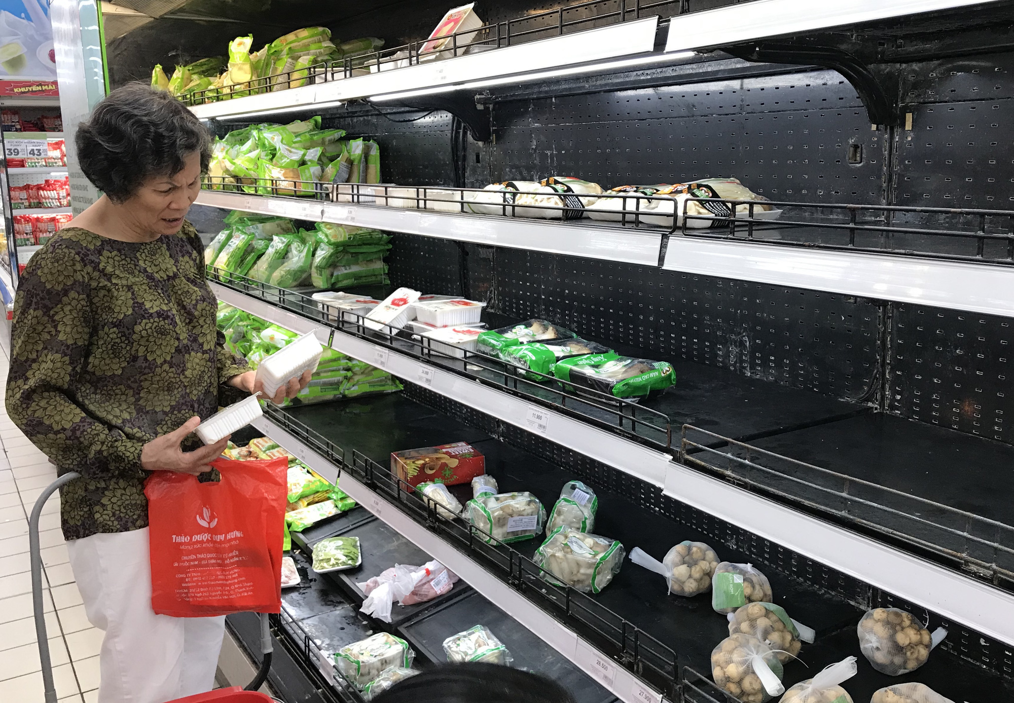 Siêu thị bắt đầu hoạt động lại bình thường sau Tết, mới sáng sớm, rau củ, sữa chua đã hết sạch - Ảnh 3. Siêu thị bắt đầu hoạt động lại bình thường sau Tết, mới sáng sớm, rau củ, sữa chua đã hết sạch - Ảnh 3.
