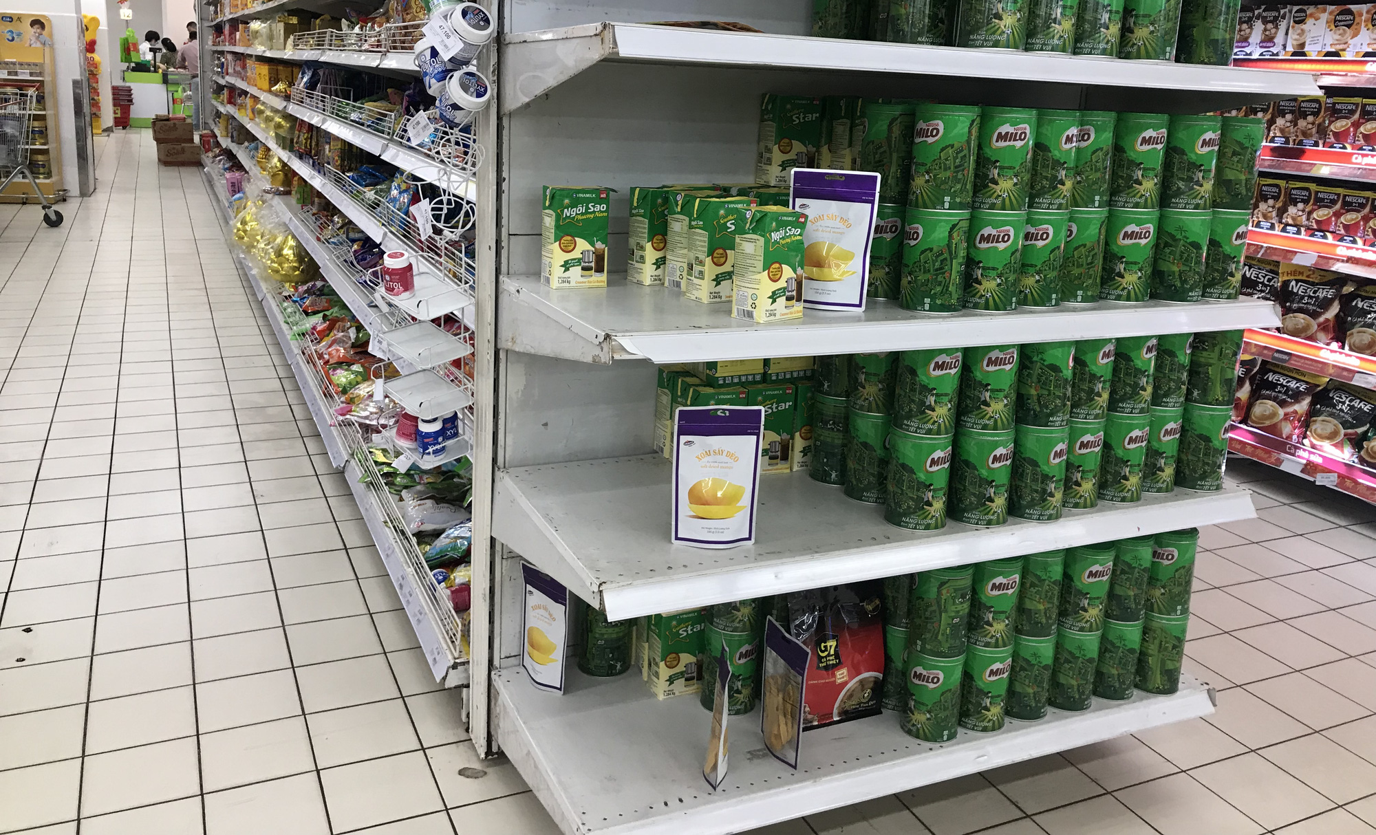 Siêu thị bắt đầu hoạt động lại bình thường sau Tết, mới sáng sớm, rau củ, sữa chua đã hết sạch - Ảnh 8. Siêu thị bắt đầu hoạt động lại bình thường sau Tết, mới sáng sớm, rau củ, sữa chua đã hết sạch - Ảnh 8.