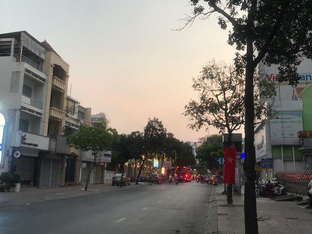 Đường phố TP HCM thông thoáng ngay giờ cao điểm - Ảnh 1.