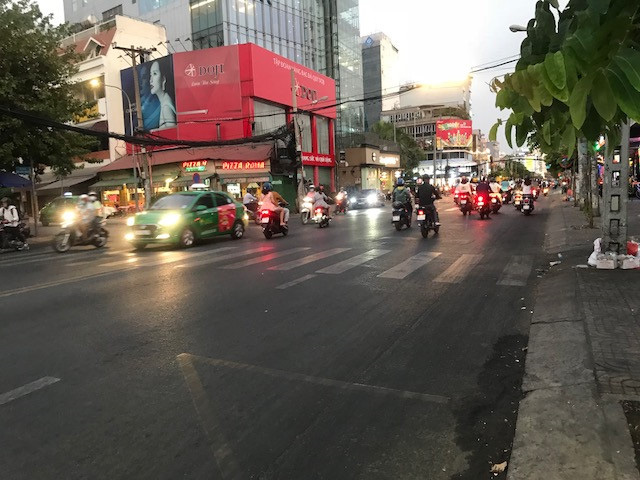 Đường phố TP HCM thông thoáng ngay giờ cao điểm - Ảnh 2.