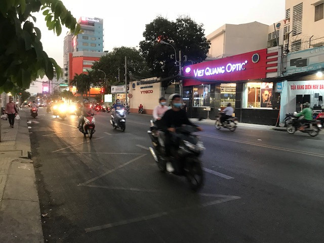 Đường phố TP HCM thông thoáng ngay giờ cao điểm - Ảnh 3.