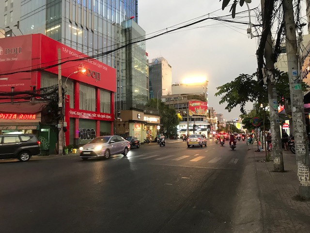 Đường phố TP HCM thông thoáng ngay giờ cao điểm - Ảnh 4.