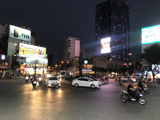Đường phố TP HCM thông thoáng ngay giờ cao điểm - Ảnh 9.
