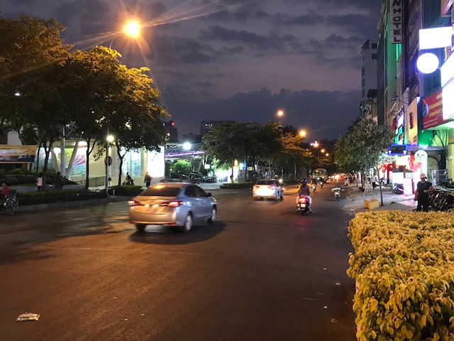 Đường phố TP HCM thông thoáng ngay giờ cao điểm - Ảnh 10.