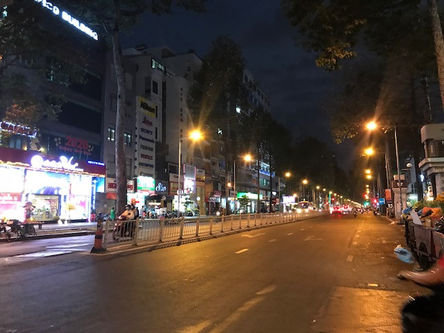 Đường phố TP HCM thông thoáng ngay giờ cao điểm - Ảnh 13.