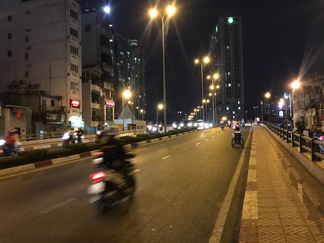 Đường phố TP HCM thông thoáng ngay giờ cao điểm - Ảnh 15.