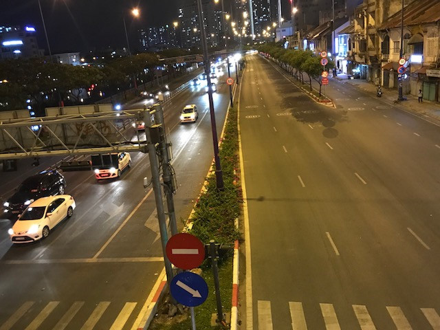 Đường phố TP HCM thông thoáng ngay giờ cao điểm - Ảnh 16.