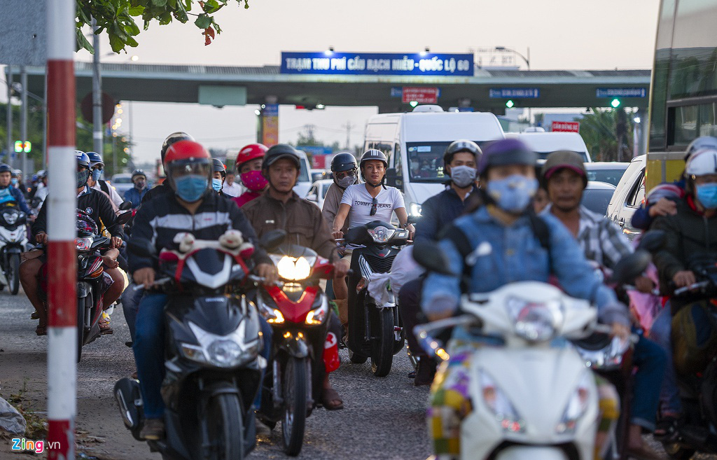 Xả trạm thu phí, cầu Rạch Miễu vẫn kẹt cứng xe đổ về TP HCM sau Tết - Ảnh 9.