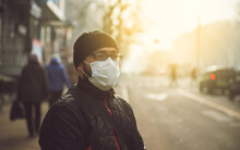 Đeo khẩu trang y tế có thể bảo vệ du khách khỏi virus corona?