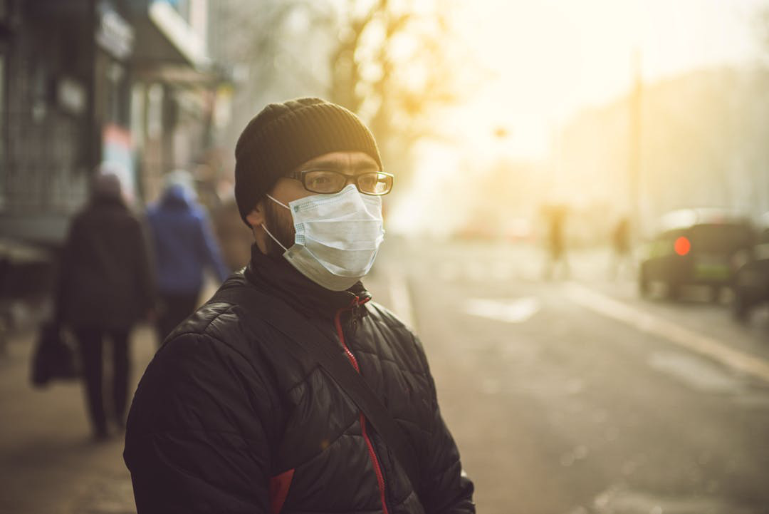 Đeo khẩu trang y tế có thể bảo vệ du khách khỏi virus corona? - Ảnh 1. Đeo khẩu trang y tế có thể bảo vệ du khách khỏi virus corona? - Ảnh 1.