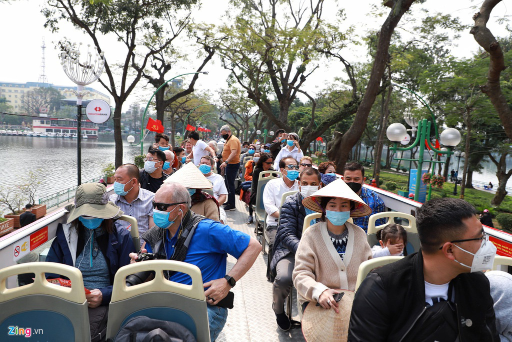 Du khách đi xe buýt 2 tầng được phát khẩu trang miễn phí - Ảnh 2. Du khách đi xe buýt 2 tầng được phát khẩu trang miễn phí - Ảnh 2.