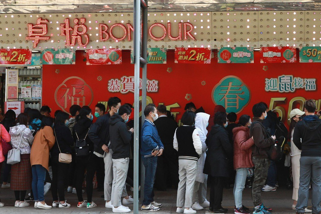 Tù nhân Hong Kong làm việc ngày đêm để sản xuất khẩu trang - Ảnh 1. Tù nhân Hong Kong làm việc ngày đêm để sản xuất khẩu trang - Ảnh 1.