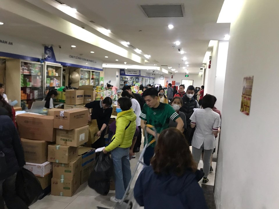 Hãi hùng cảnh tượng xô đẩy giành giật để mua khẩu trang y tế phòng dịch ngay tại Thủ đô - Ảnh 2. Hãi hùng cảnh tượng xô đẩy giành giật để mua khẩu trang y tế phòng dịch ngay tại Thủ đô - Ảnh 2.