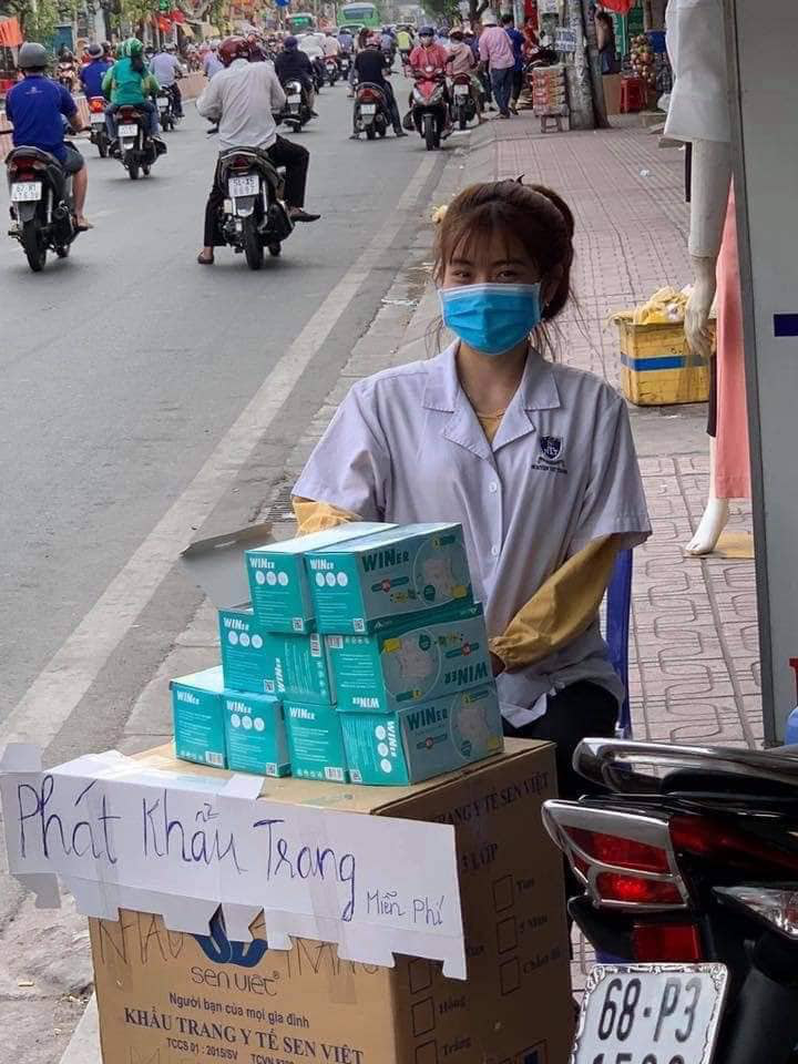 Hình ảnh phát khẩu trang miễn phí đầy nhân văn giữa bao vây tăng giá - Ảnh 2. Hình ảnh phát khẩu trang miễn phí đầy nhân văn giữa bao vây tăng giá - Ảnh 2.