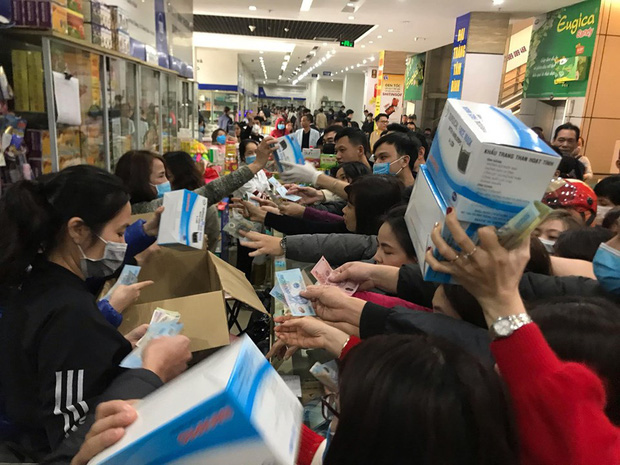 Nhận order khẩu trang với giá trên trời, cư dân mạng vẫn thi nhau hỏi mua vì sợ hết hàng - Ảnh 1. Nhận order khẩu trang với giá trên trời, cư dân mạng vẫn thi nhau hỏi mua vì sợ hết hàng - Ảnh 1.
