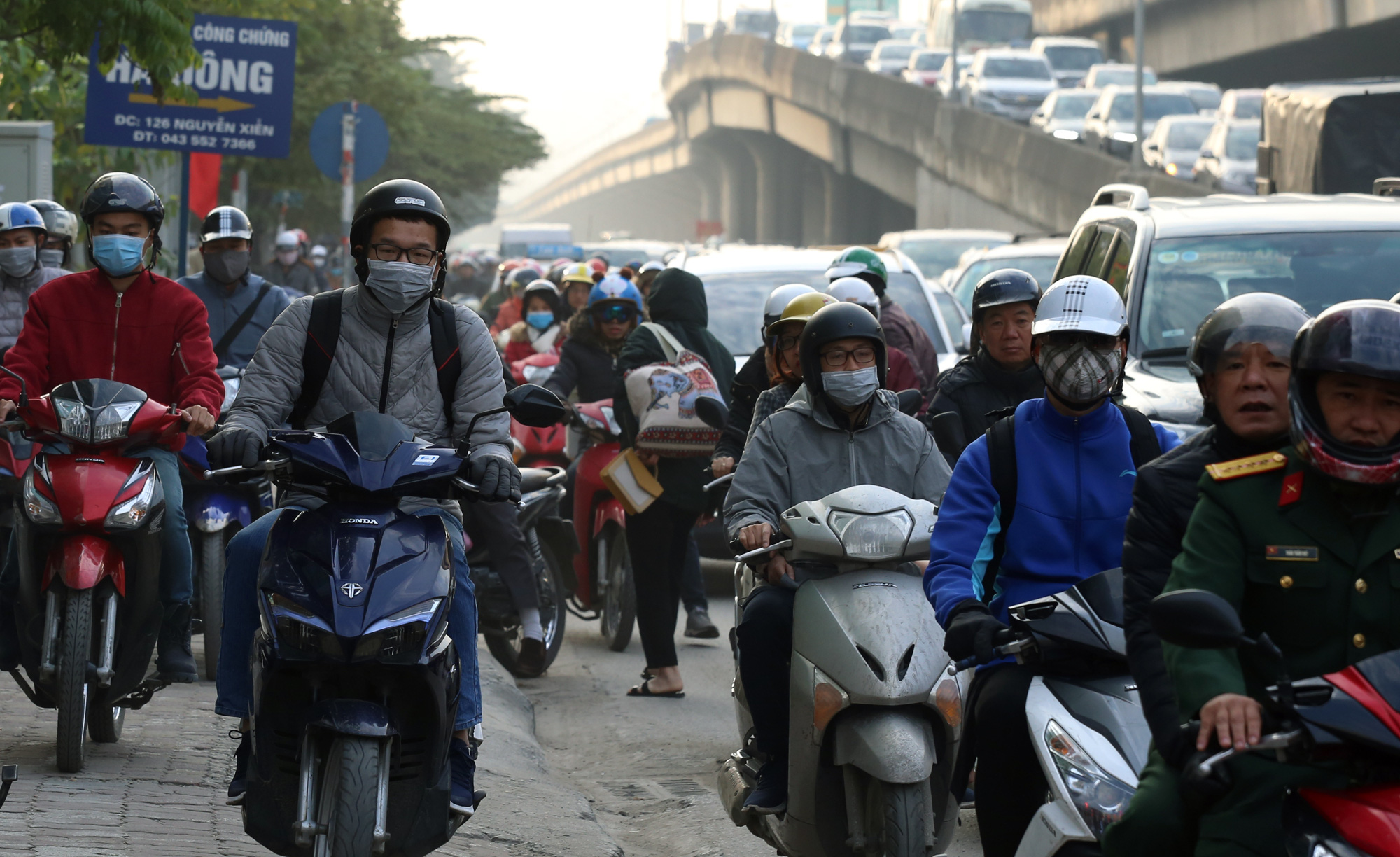 Hà Nội mù mịt ô nhiễm không khí nhìn từ trên cao dù trời có nắng - Ảnh 10. Hà Nội mù mịt ô nhiễm không khí nhìn từ trên cao dù trời có nắng - Ảnh 10.