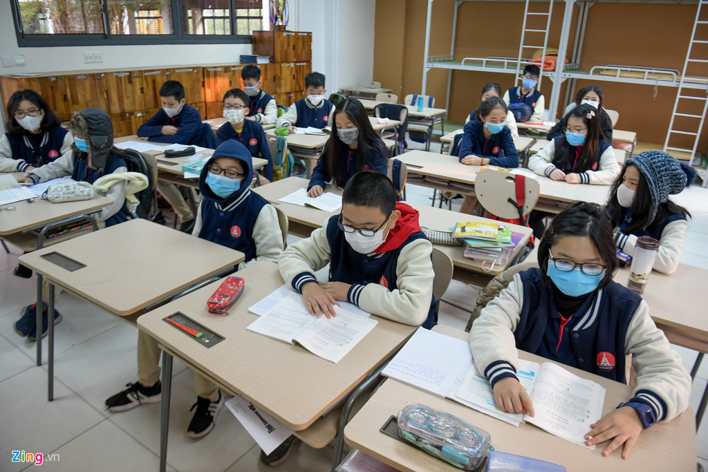 Học sinh Hà Nội đeo khẩu trang trong lớp phòng tránh virus corona - Ảnh 8. Học sinh Hà Nội đeo khẩu trang trong lớp phòng tránh virus corona - Ảnh 8.