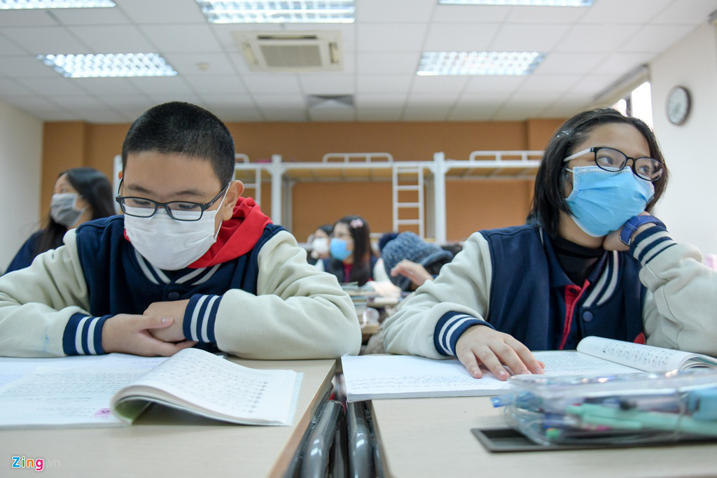 Học sinh Hà Nội đeo khẩu trang trong lớp phòng tránh virus corona - Ảnh 10. Học sinh Hà Nội đeo khẩu trang trong lớp phòng tránh virus corona - Ảnh 10.