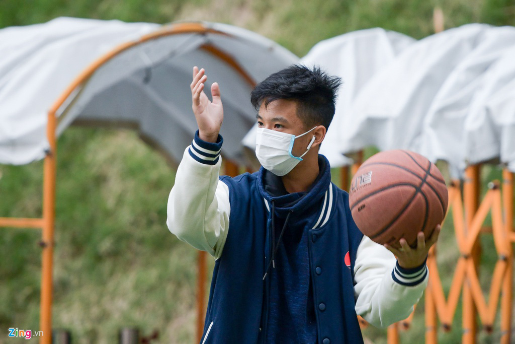 Học sinh Hà Nội đeo khẩu trang trong lớp phòng tránh virus corona - Ảnh 5. Học sinh Hà Nội đeo khẩu trang trong lớp phòng tránh virus corona - Ảnh 5.
