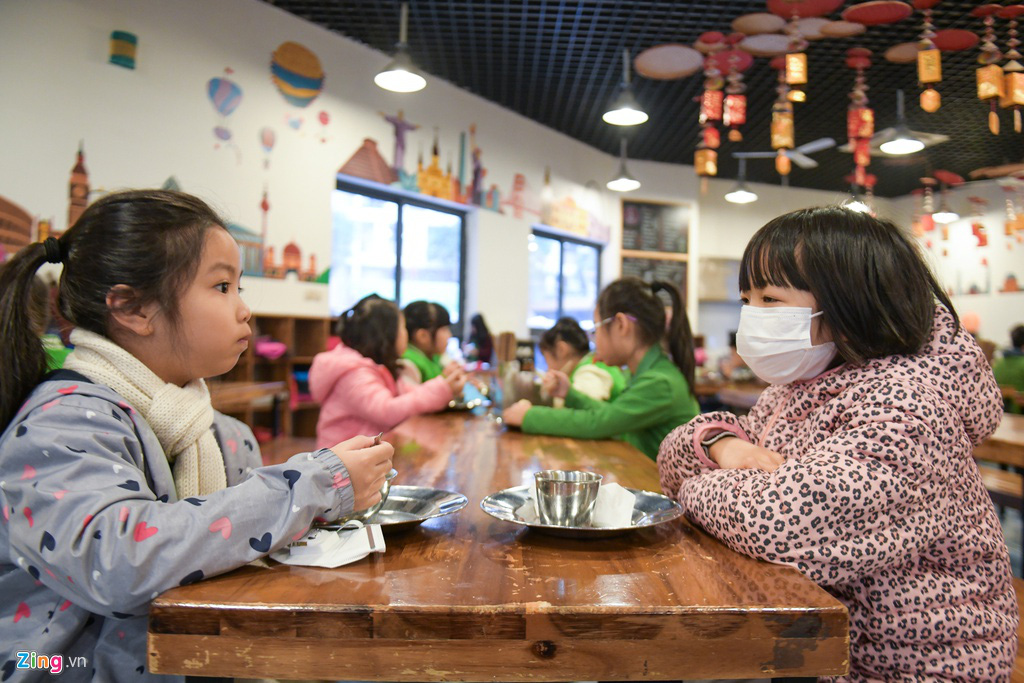 Học sinh Hà Nội đeo khẩu trang trong lớp phòng tránh virus corona - Ảnh 7. Học sinh Hà Nội đeo khẩu trang trong lớp phòng tránh virus corona - Ảnh 7.
