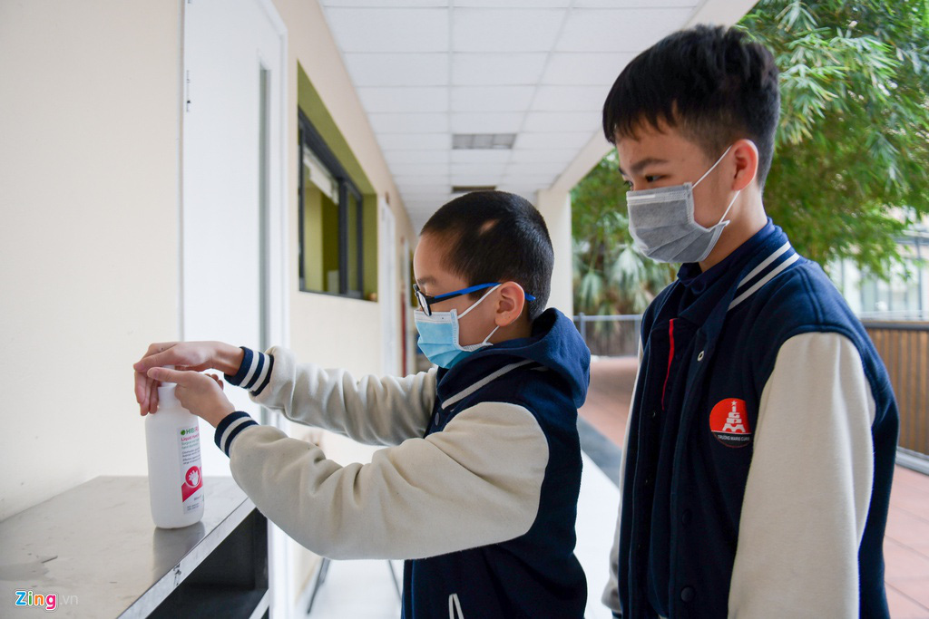 Học sinh Hà Nội đeo khẩu trang trong lớp phòng tránh virus corona - Ảnh 6. Học sinh Hà Nội đeo khẩu trang trong lớp phòng tránh virus corona - Ảnh 6.