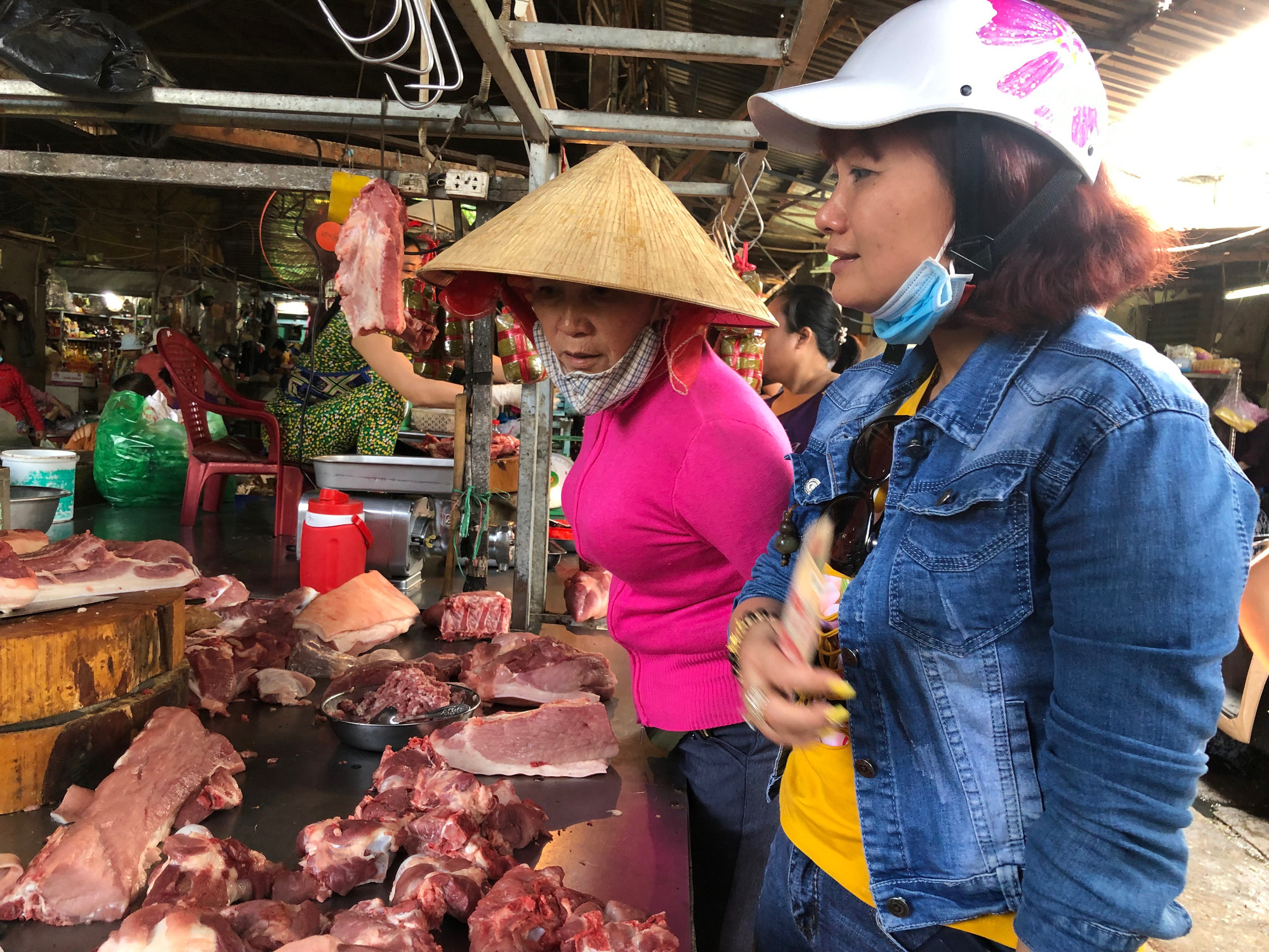 Người dân ngại đi chợ, tiểu thương, cửa hàng tiếp tục đóng cửa ăn Tết - Ảnh 1. Người dân ngại đi chợ, tiểu thương, cửa hàng tiếp tục đóng cửa ăn Tết - Ảnh 1.