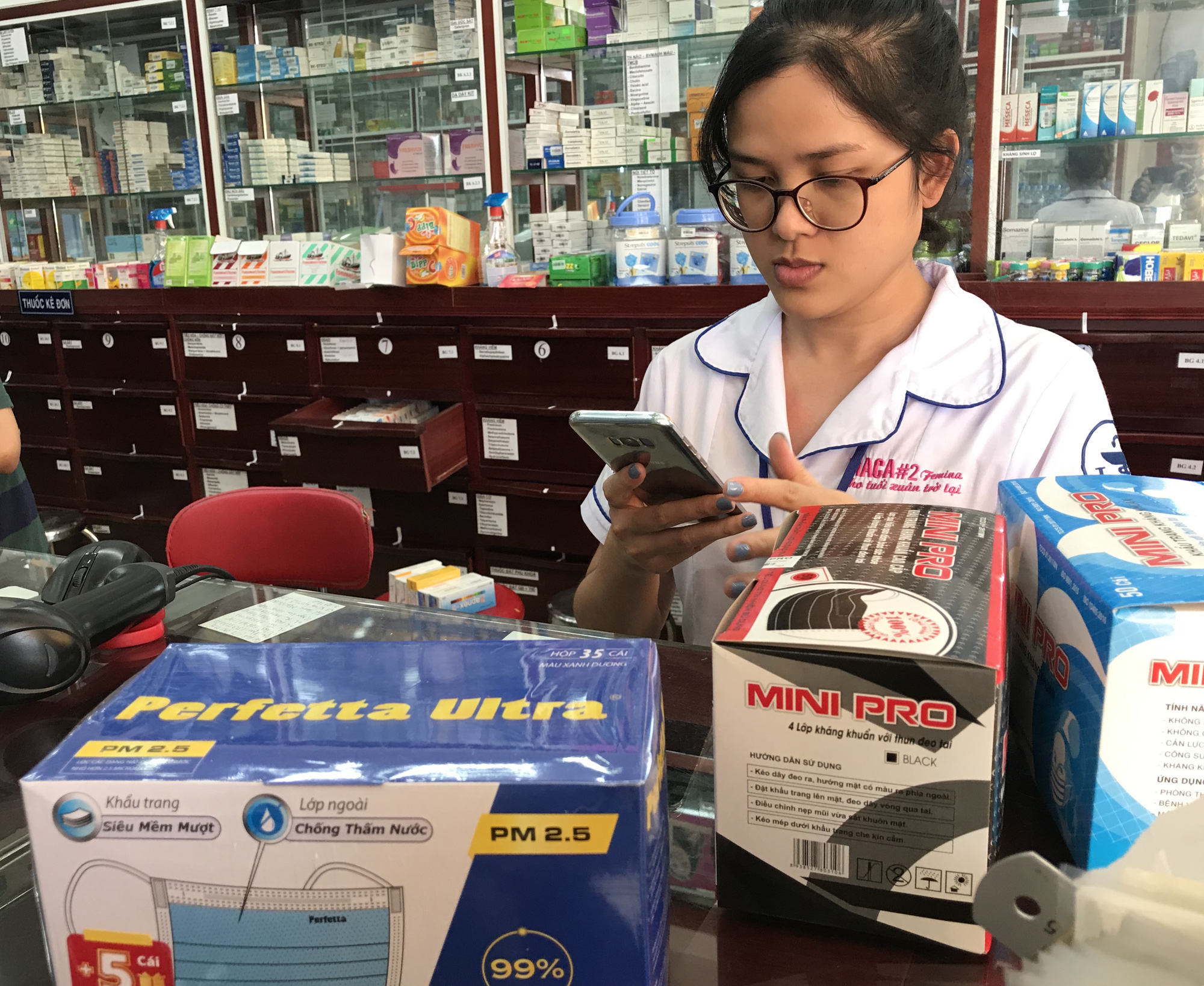 Tất cả các kệ hàng trống trơn, Hà Nội đang cạn kiệt khẩu trang y tế phòng dịch? - Ảnh 12. Tất cả các kệ hàng trống trơn, Hà Nội đang cạn kiệt khẩu trang y tế phòng dịch? - Ảnh 12.