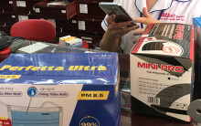 Lùng khắp nhiều quận ở TP HCM không mua được chai nước rửa tay sát khuẩn, khẩu trang y tế bị hét giá gấp 3-4 lần